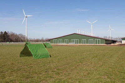 Buitenkant van de stal voor bio-leghennenhouderij Buitenkant van de stal voor bio-leghennenhouderij