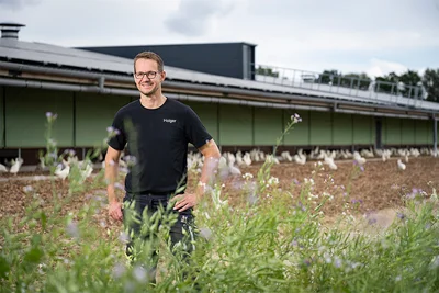 Holger Hogt ante su super-moderna nave de ponedoras (© agrarheute)