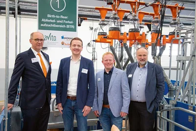 Fase de construcción finalizada: Los socios de proyecto Bernd Meerpohl y Bernd Bröring así como el director de la nave de investigación Havito, Stefan Harpenau, inauguraron la nave (de izq. a dcha.). A la derecha en la imagen, el Dr. Karl-Heinz Tölle de ISN, quien durante la inauguración explicó la necesidad de investigar desde un punto de vista práctico.