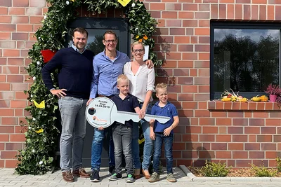 Groepsfoto met twee mannen, een vrouw en twee kinderen. Groepsfoto met twee mannen, een vrouw en twee kinderen.