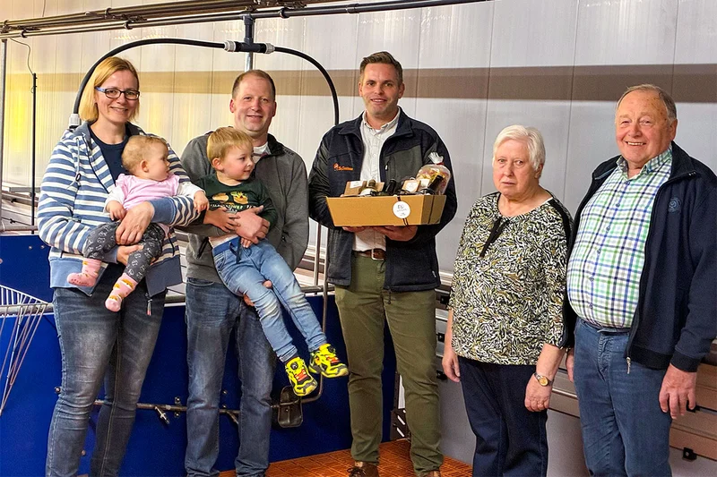 Gerd Lübbers, Sales Manager at Big Dutchman, presents a gift basket to mark the inauguration. The Rottmann family (from left to right: Myriam and Franz-Josef, and Christel and Leo) work together as a team. The third generation is also growing up on the f Gerd Lübbers, Sales Manager at Big Dutchman, presents a gift basket to mark the inauguration. The Rottmann family (from left to right: Myriam and Franz-Josef, and Christel and Leo) work together as a team. The third generation is also growing up on the farm.