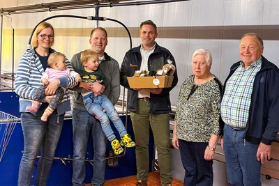 Gerd Lübbers, Sales Manager chez Big Dutchman félicite la famille Rottmann et lui offre un panier garni à l’occasion de l’inauguration du nouveau bâtiment. Les membres de la famille Rottmann (de gauche à droite, Myriam et Franz-Josef ainsi que Ch Gerd Lübbers, Sales Manager chez Big Dutchman félicite la famille Rottmann et lui offre un panier garni à l’occasion de l’inauguration du nouveau bâtiment. Les membres de la famille Rottmann (de gauche à droite, Myriam et Franz-Josef ainsi que Christel et Leo) unissent leurs forces. Et la troisième génération grandit déjà à la ferme.