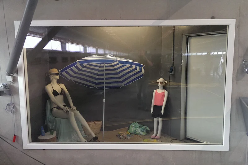 Salle de visites transformée en paysage de plage